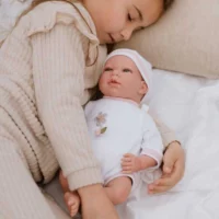 Кукла-бебе Лола в розово плюшено кошче, реално тегло - 40 см - Image 3
