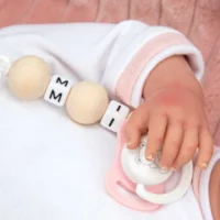 Кукла-бебе Лола в розово плюшено кошче, реално тегло - 40 см - Image 7