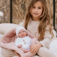 Кукла-бебе Лола в розово плюшено кошче, реално тегло - 40 см - Image 9