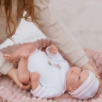 Кукла-бебе Лола в розово плюшено кошче, реално тегло - 40 см - Image 11
