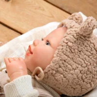 Кукла-бебе Рубен в бежов костюм на мече, реално тегло - 45 см - Image 5